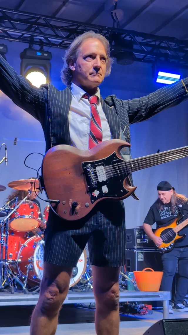 Perfect band to close out Friday night; Vancouver's Thunderstruck - AC/DC Tribute rocking the crowd.😎#bluesinthebeach