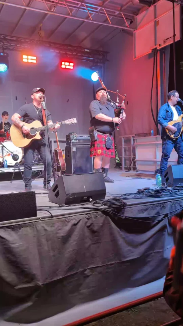 And now for something completely different! Mudmen Celtic Rock Band  bringing the bagpipes to the blues.
 #bluesinthebeach😎🌊